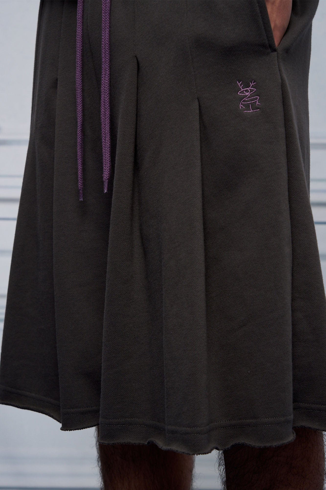 UNLIMITED MOTE Multi-Pleated Drawstring Raw-Hem Shorts