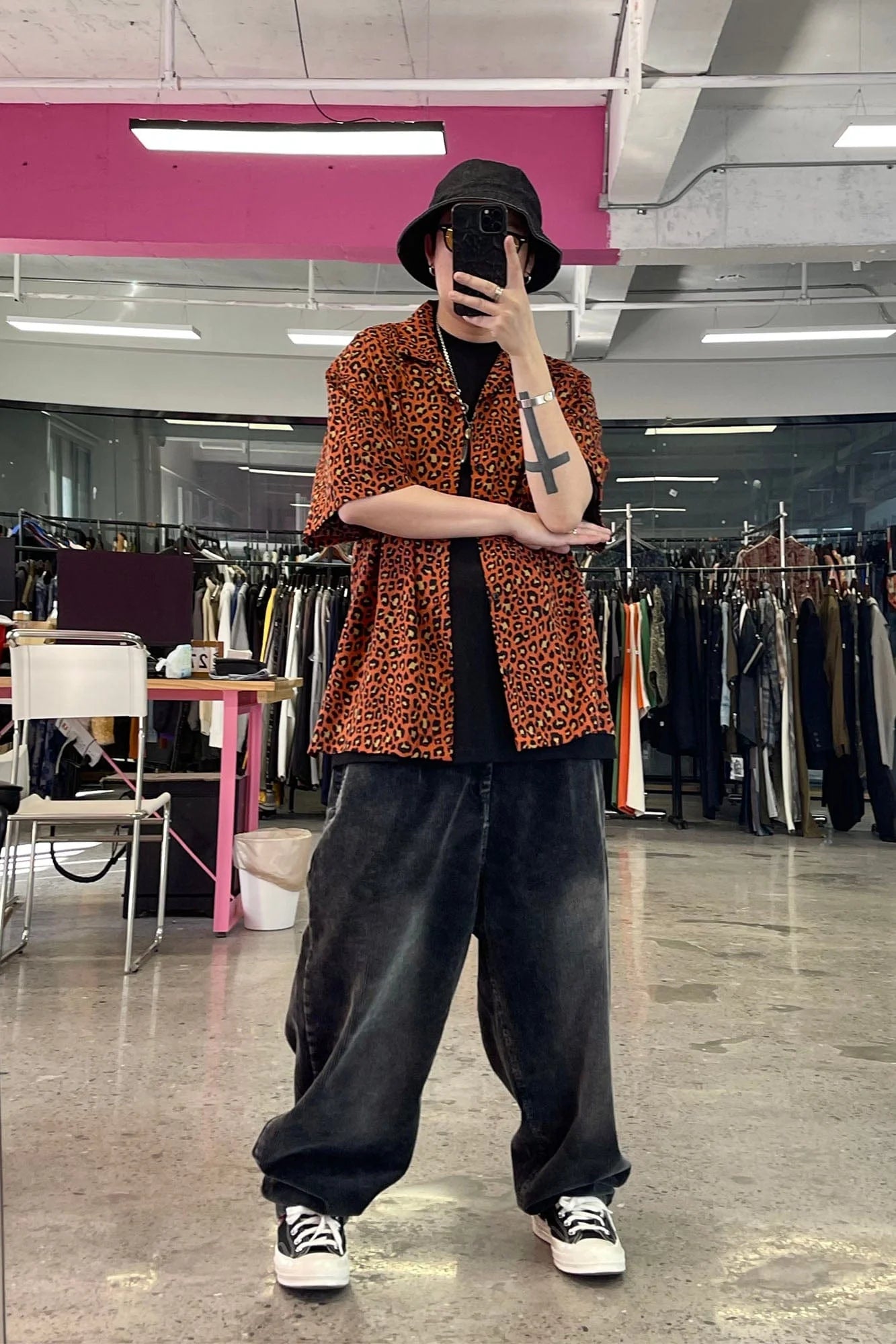 ME DA IGUAL Retro Leopard Full-Print Cuban Half Shirt