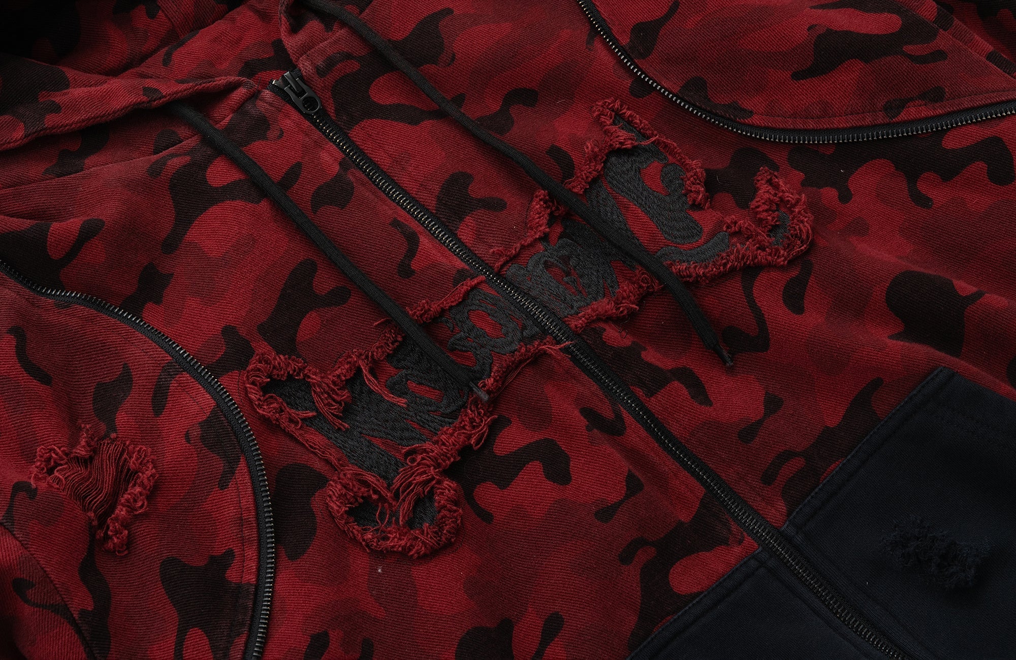MOGONGSHE Camo Frayed LOGO Patch Hooded Jacket