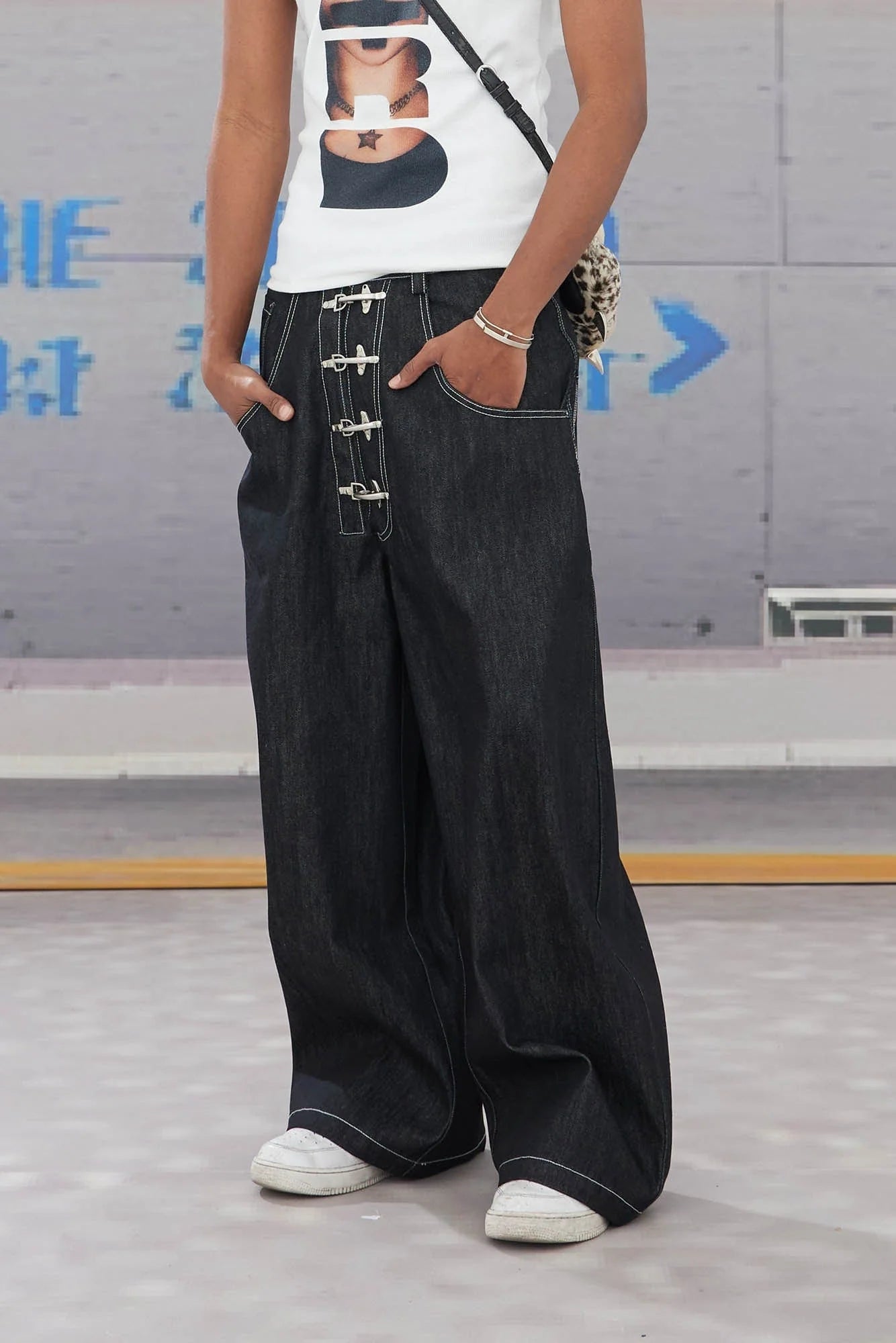 DND4DES Airplane-Buckle Curved Baggy Jeans