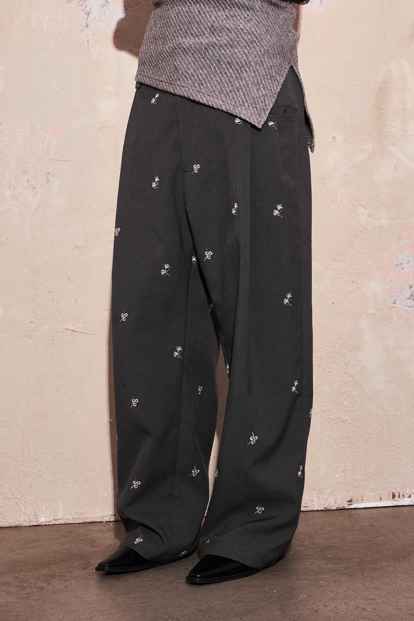 SAME FLOW Floral Embroidery Pleated Wide-Leg Trousers