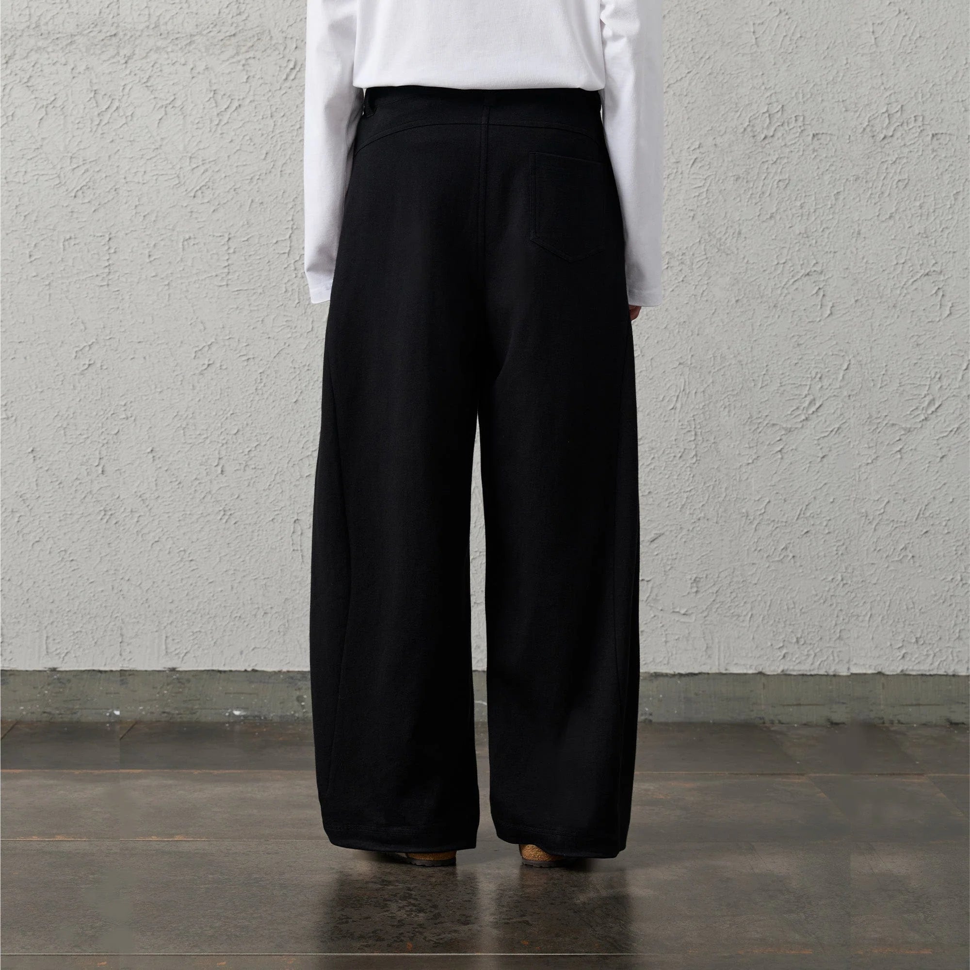 ORGANIC EMOTION Pleat Seam Curved Pants