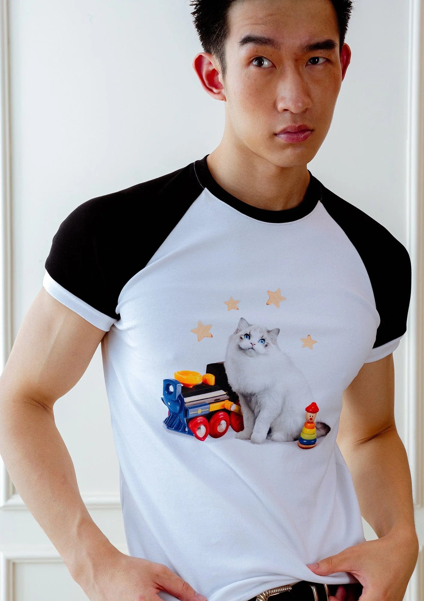 KADAKADA Essential Contrast Raglan Kitty Graphic T-Shirt