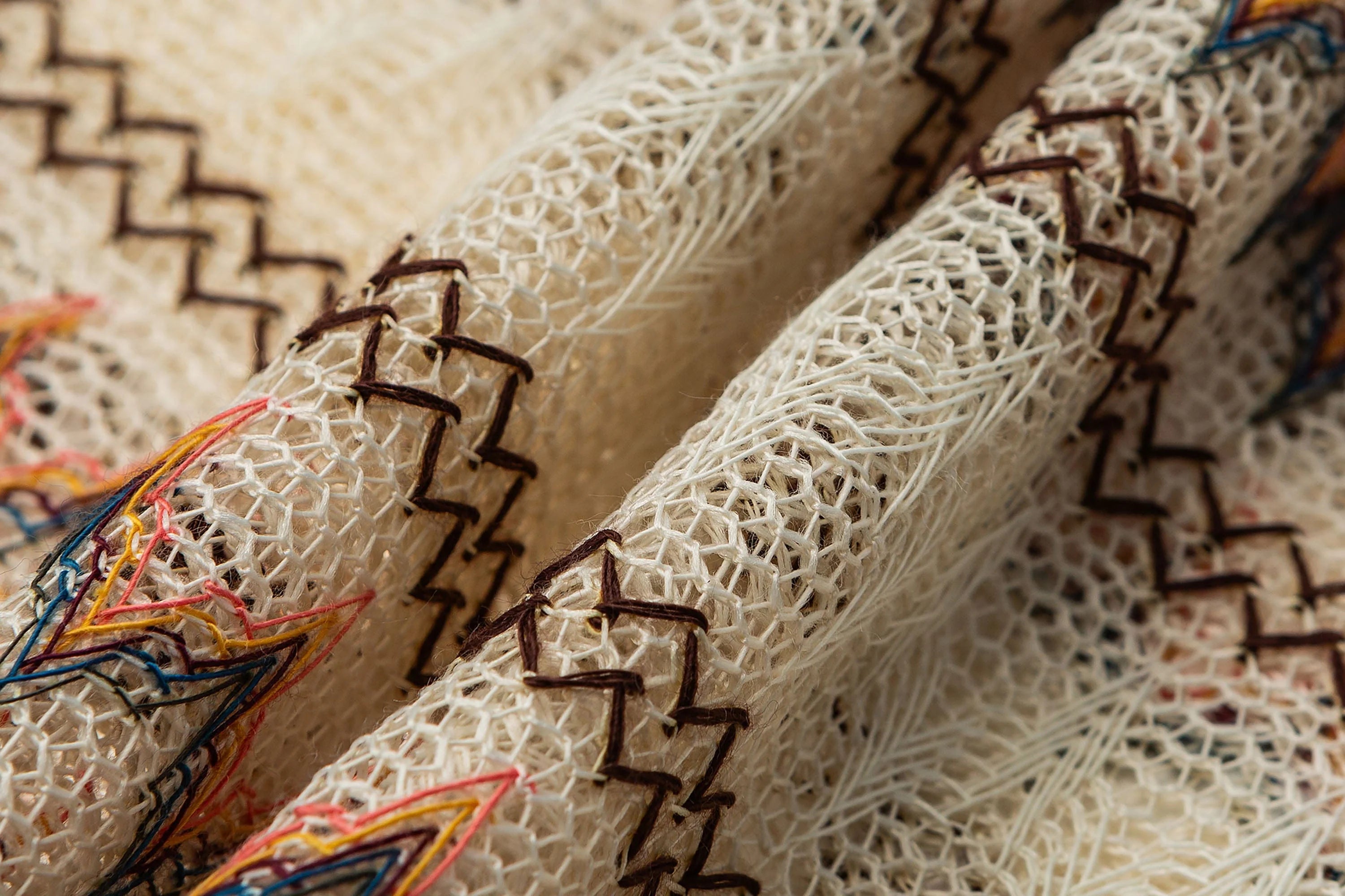 ME DA IGUAL Geometric Ripple Crochet Half Shirt