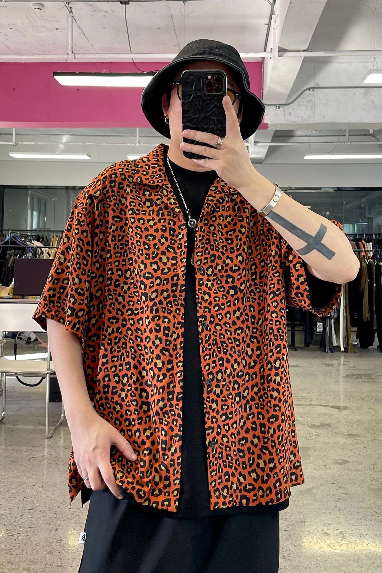 ME DA IGUAL Retro Leopard Full-Print Cuban Half Shirt