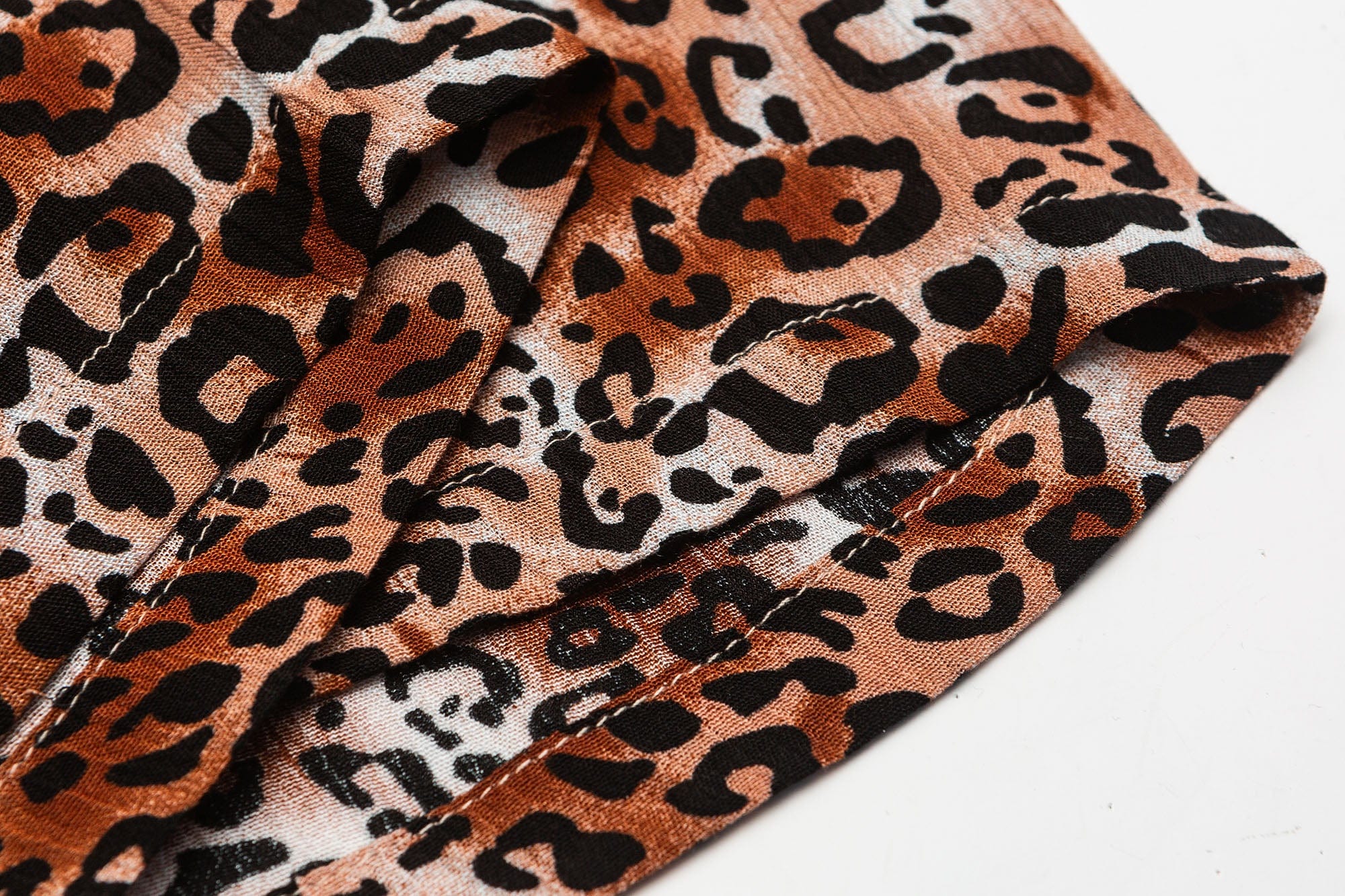 ME DA IGUAL Classic Leopard Full-Print Half Shirt