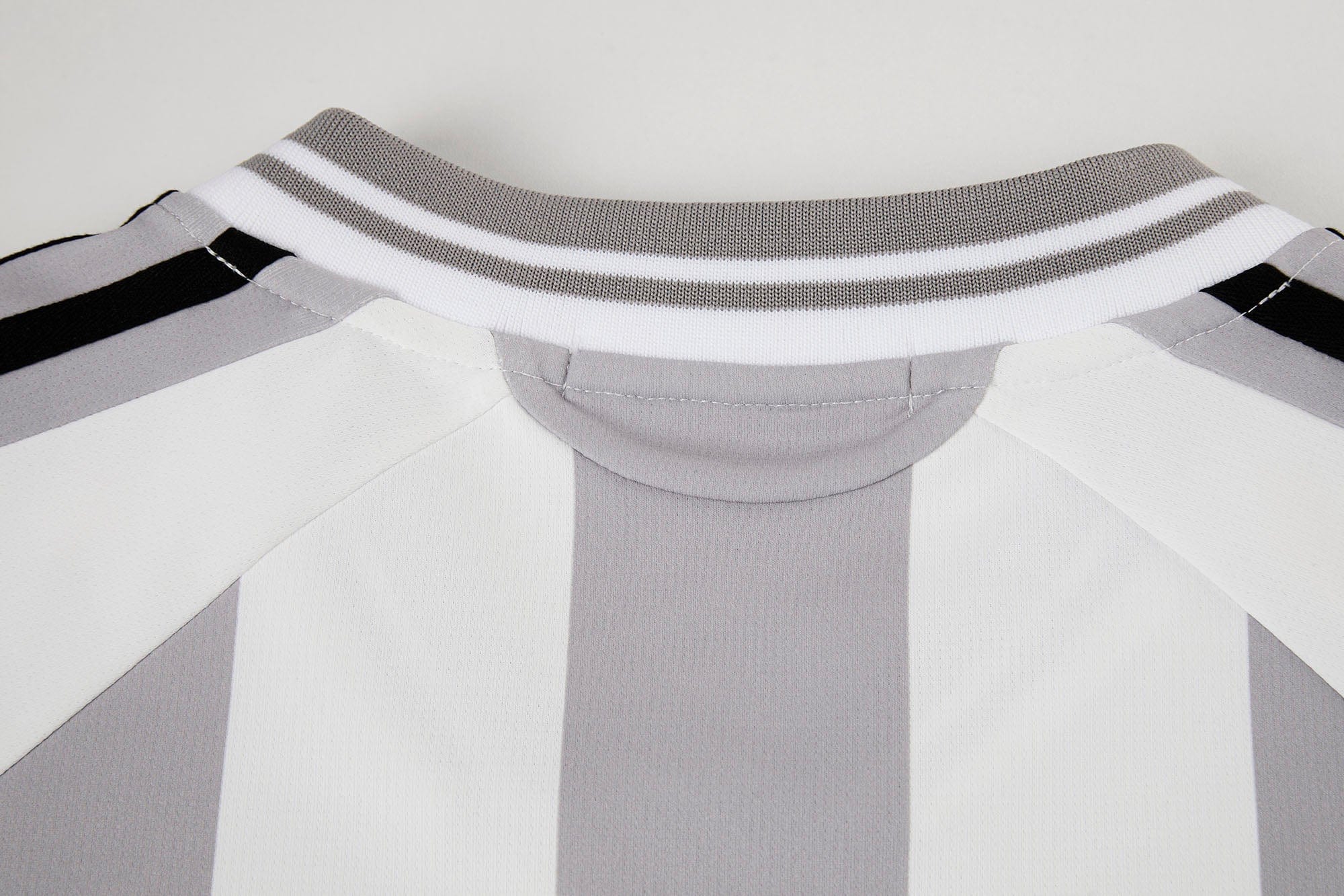 ORGANIC EMOTION Striped Badge Graphics Soccer Jersey