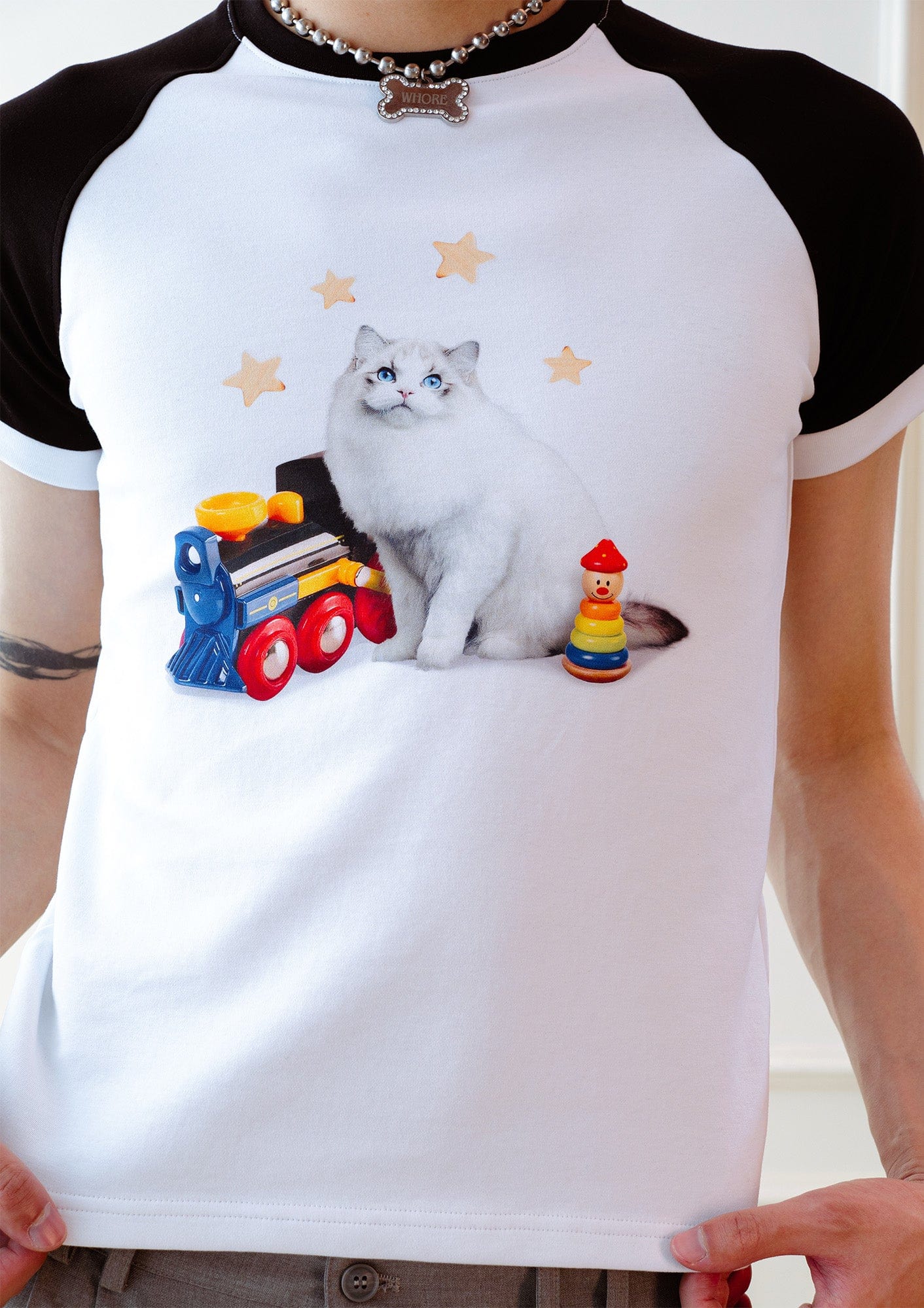KADAKADA Essential Contrast Raglan Kitty Graphic T-Shirt
