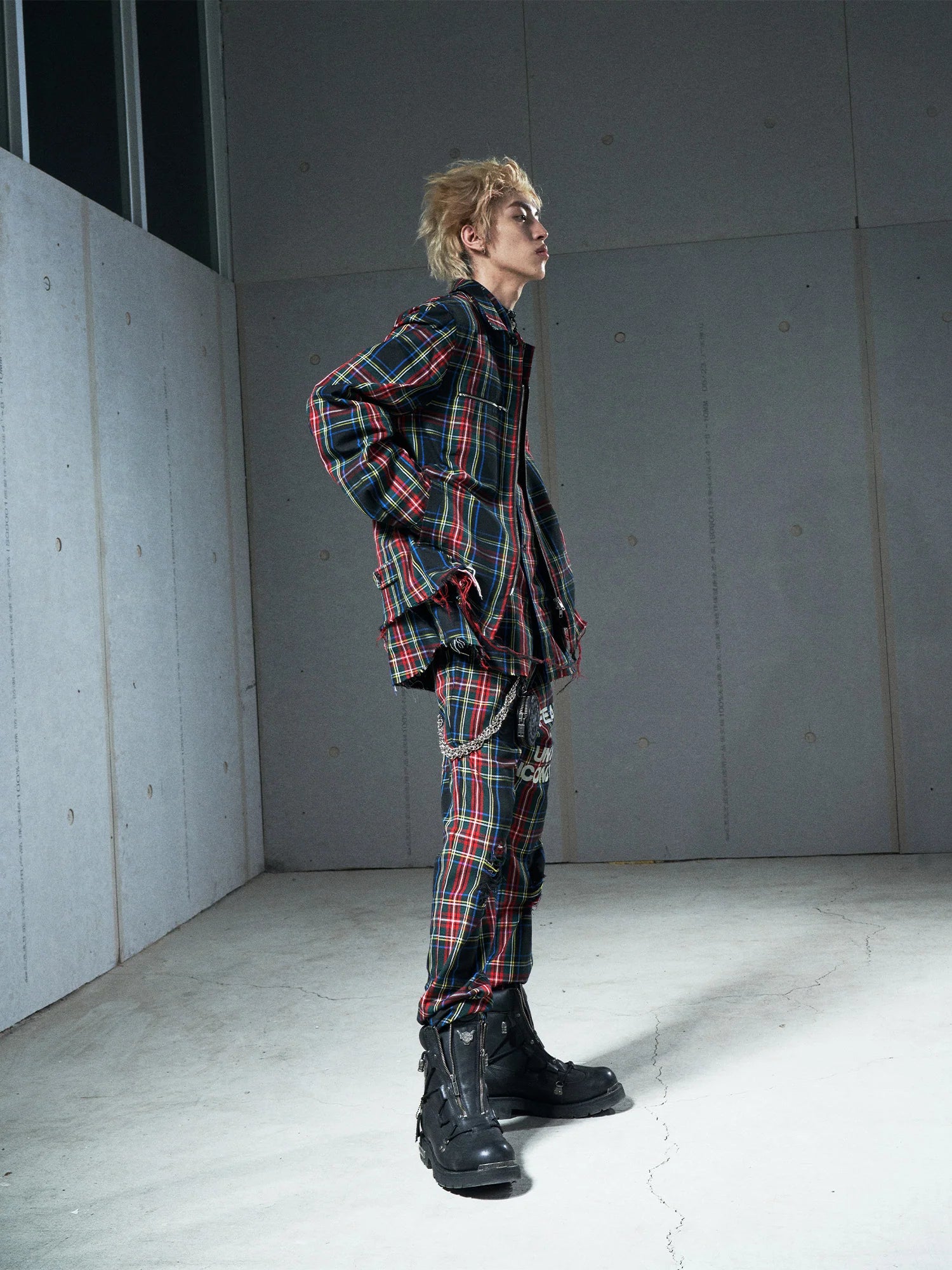 VENTUREK Distressed Zippered-Hem Slogan Slim Plaid Pants