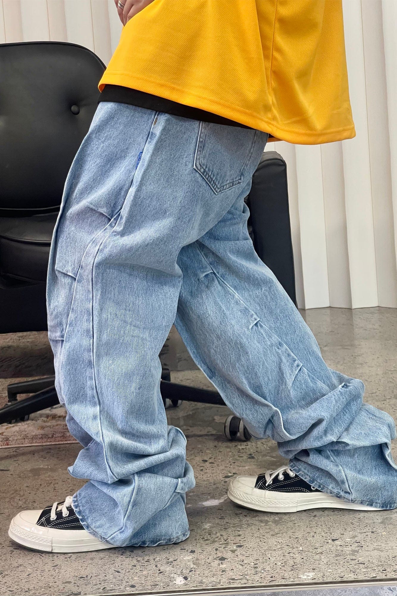ME DA IGUAL Deconstructed Washed Ruched Jeans