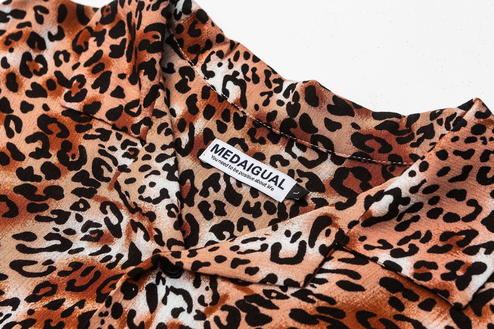 ME DA IGUAL Classic Leopard Full-Print Half Shirt