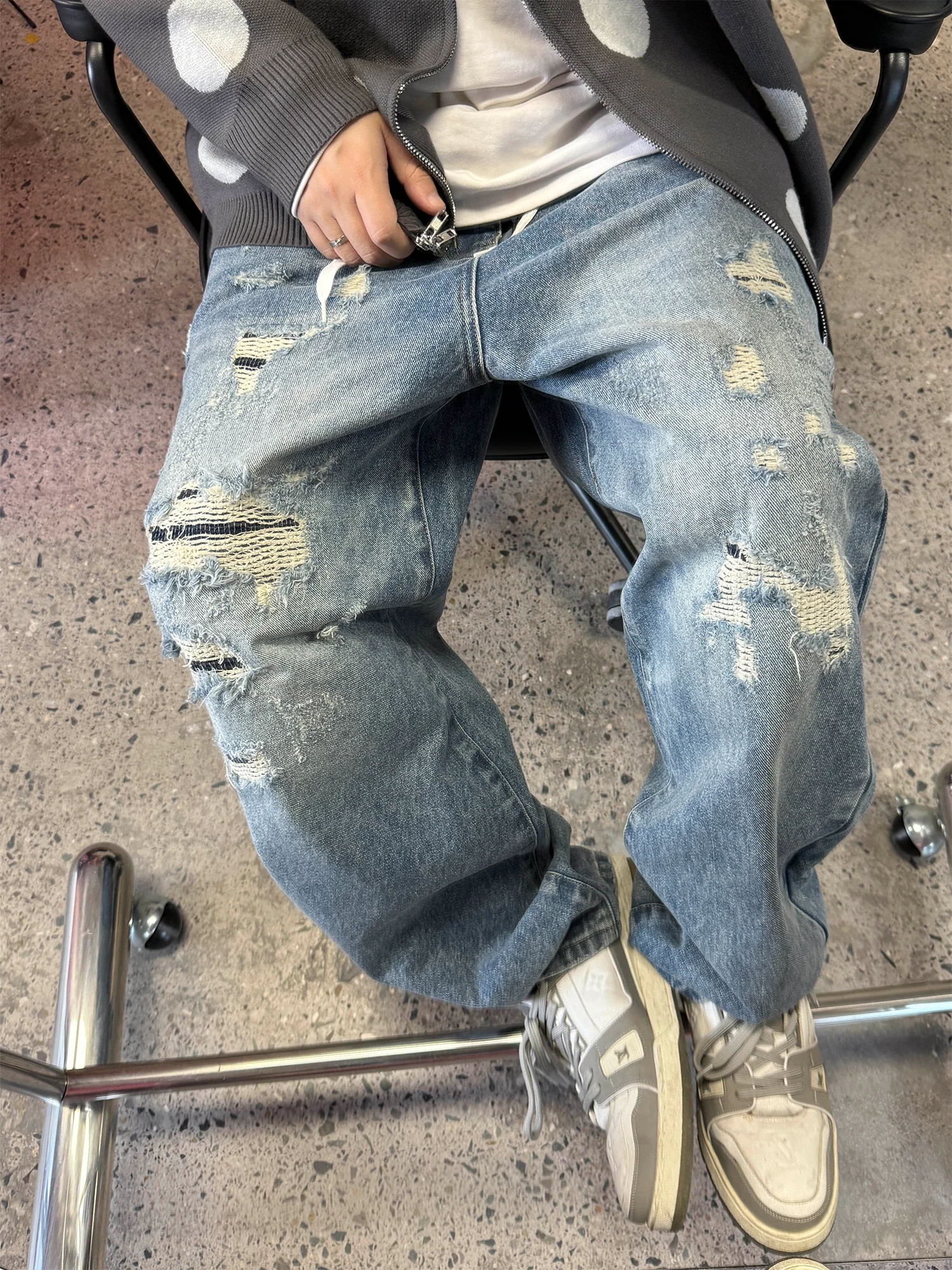 ME DA IGUAL Washed Distressed Tapered Jeans
