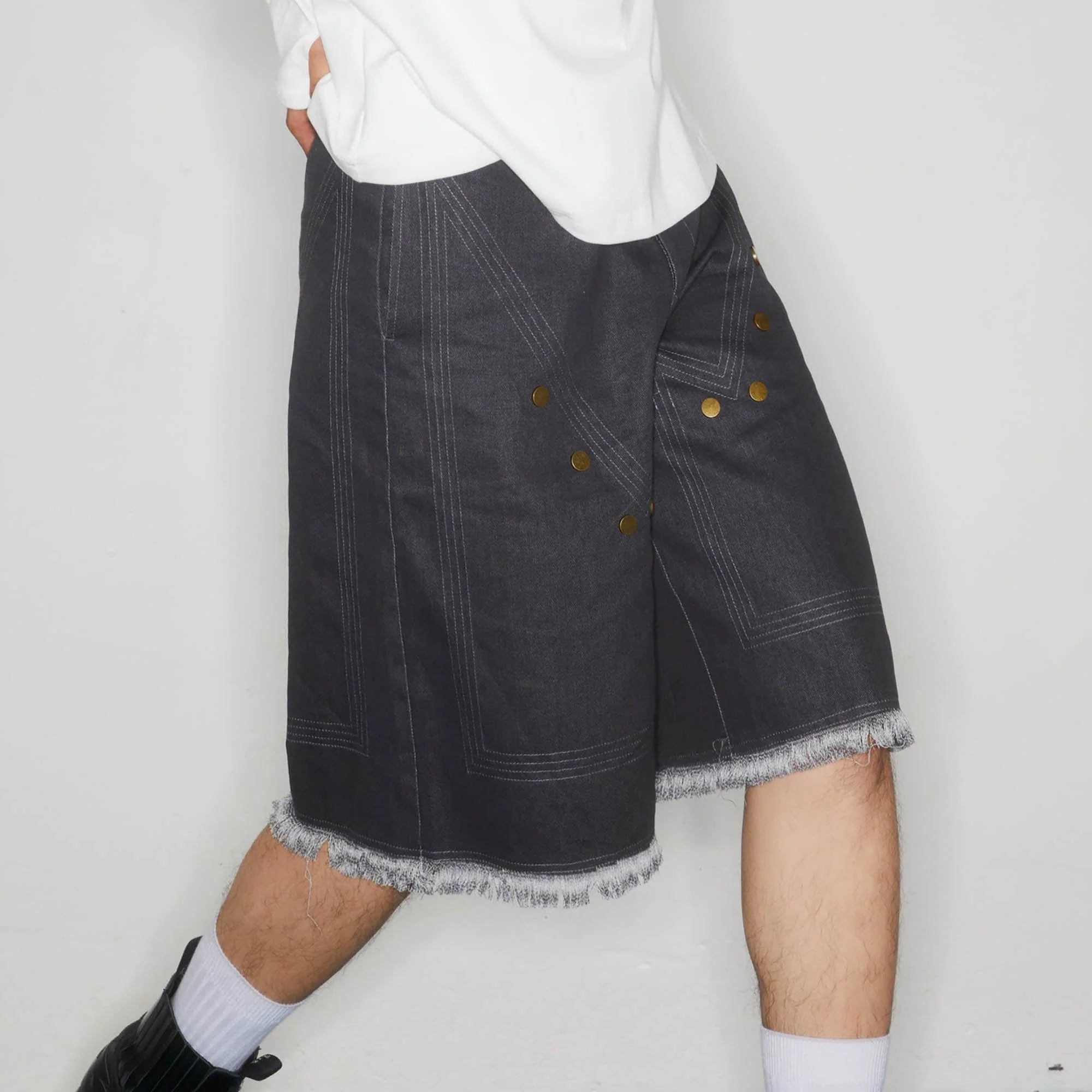 KADAKADA Rivet Raw Edge Shorts