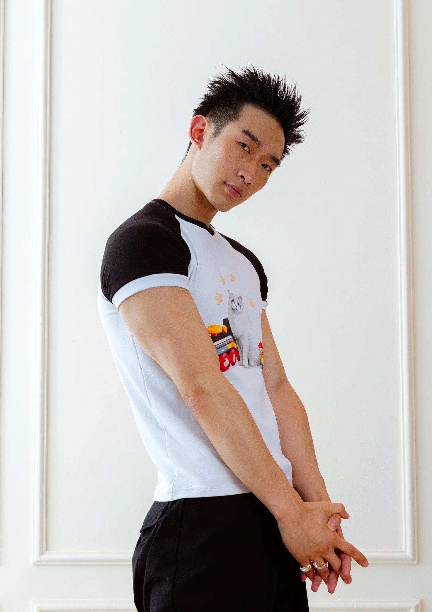 KADAKADA Essential Contrast Raglan Kitty Graphic T-Shirt