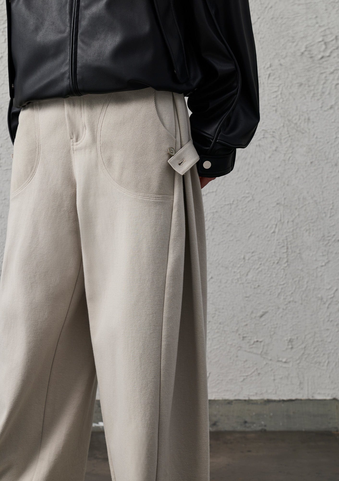 ORGANIC EMOTION Pleat Seam Curved Pants