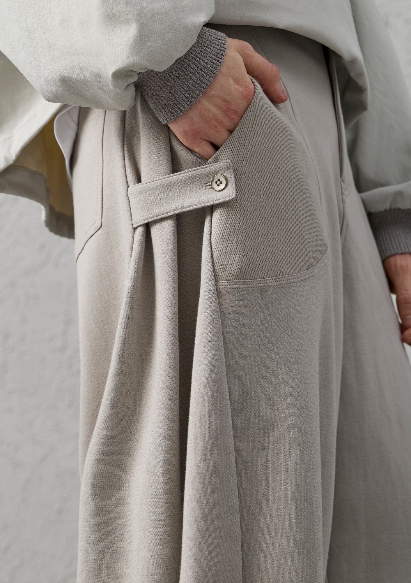 ORGANIC EMOTION Pleat Seam Curved Pants