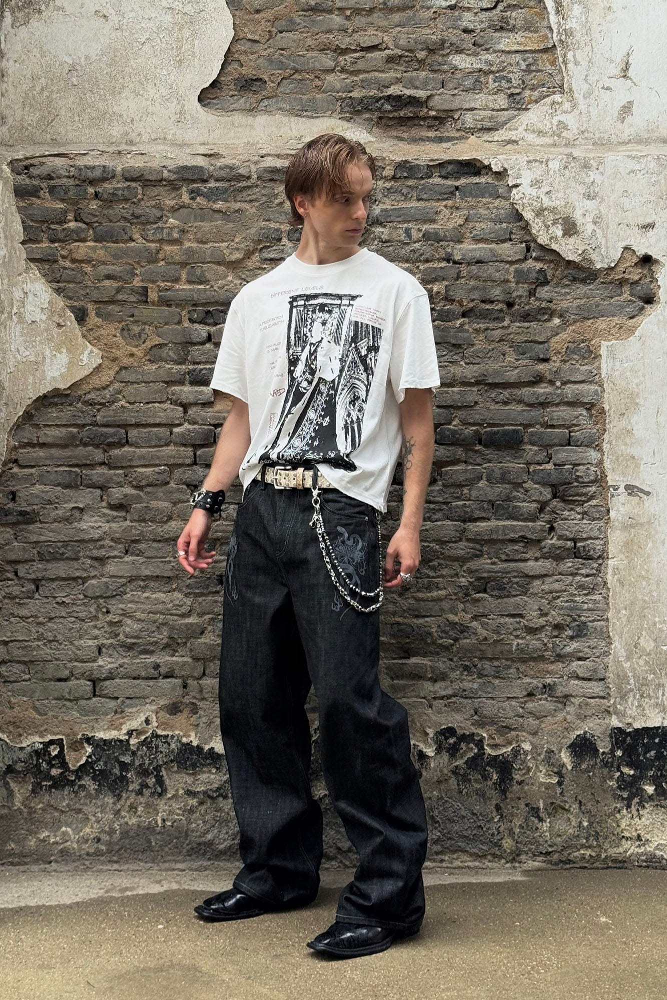 LUUUCAM Crowned King Graphic T-Shirt