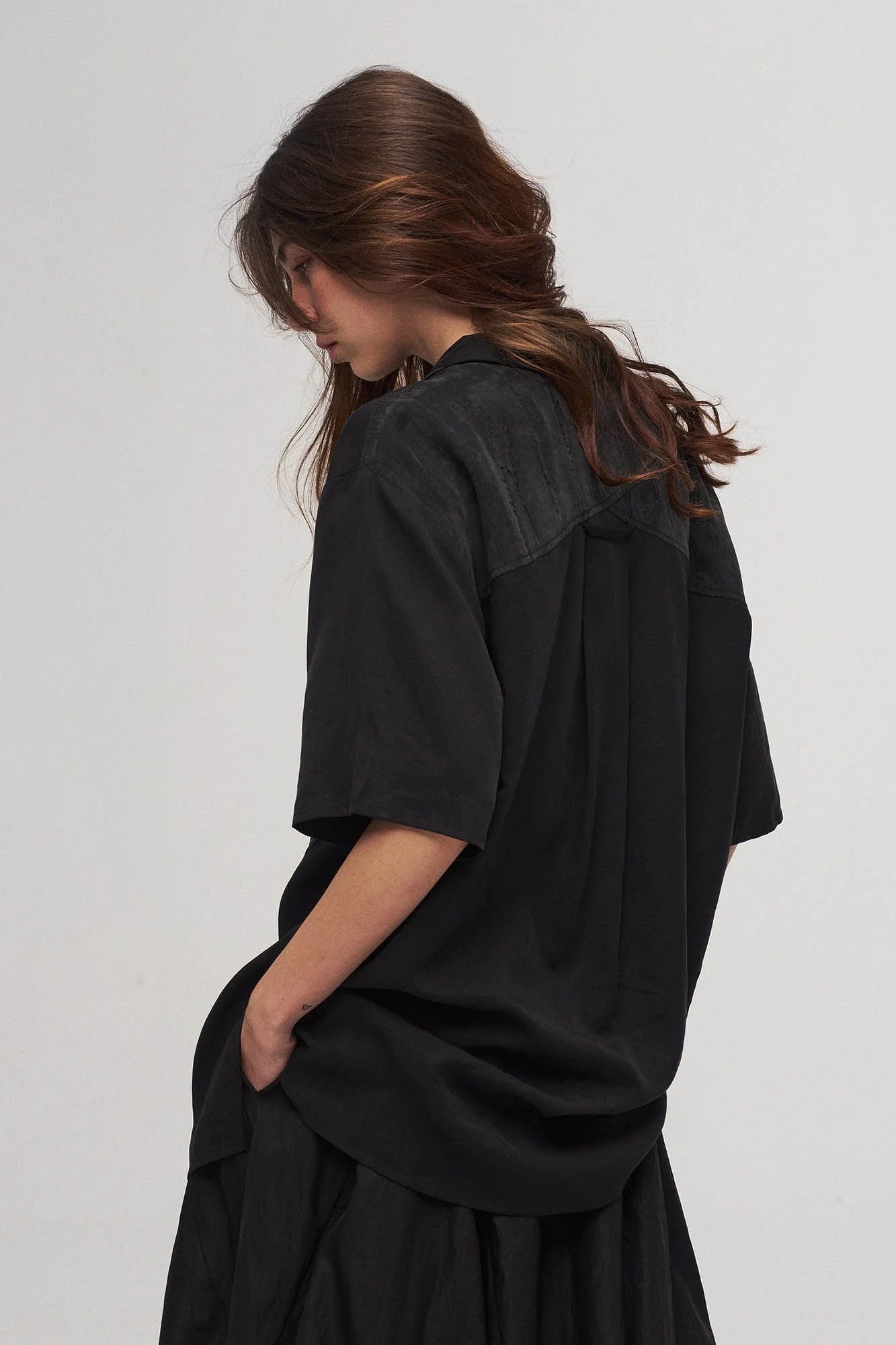 ILNya Nieternite Nifutur Dark Angel Paneled Half Shirt