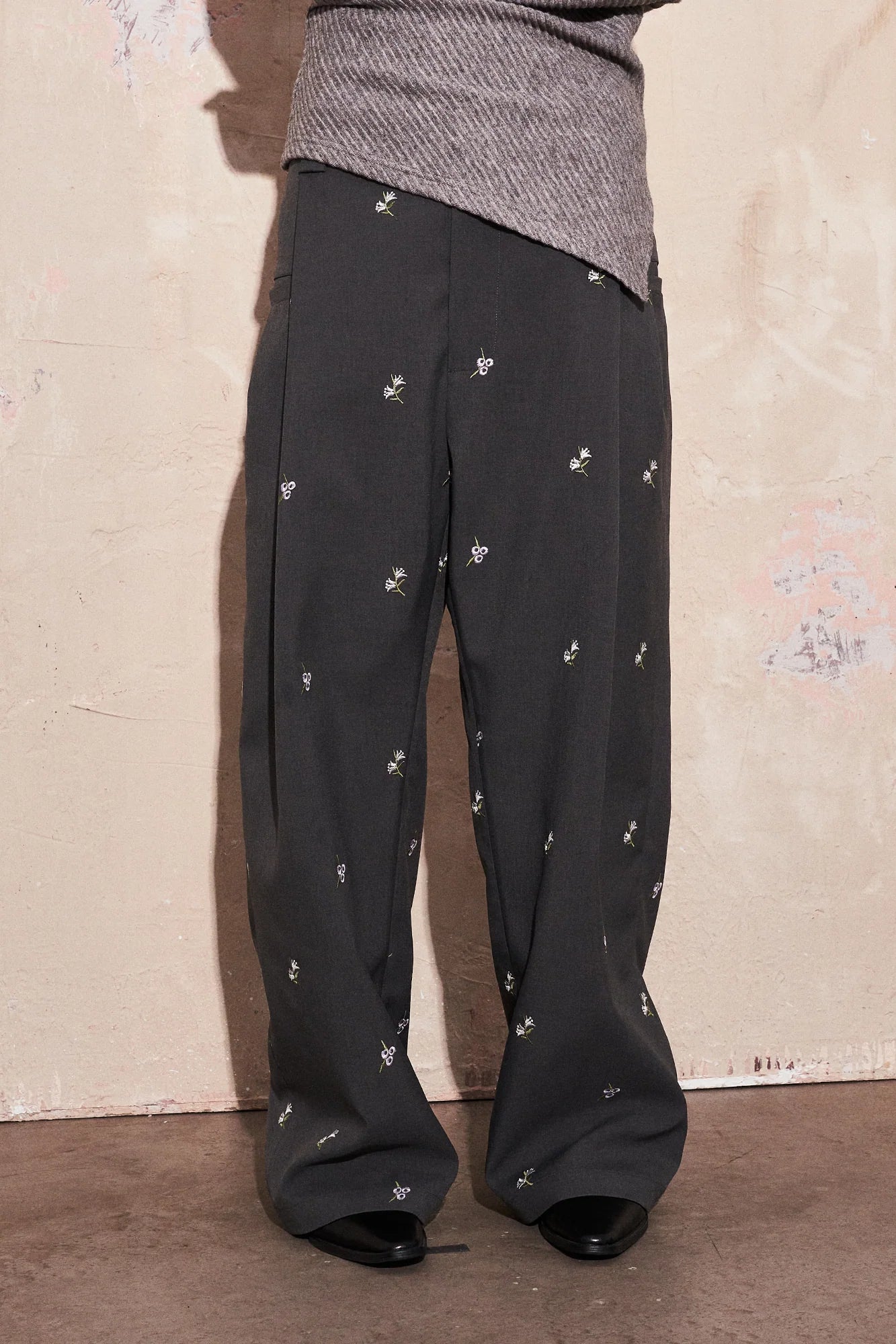 SAME FLOW Floral Embroidery Pleated Wide-Leg Trousers