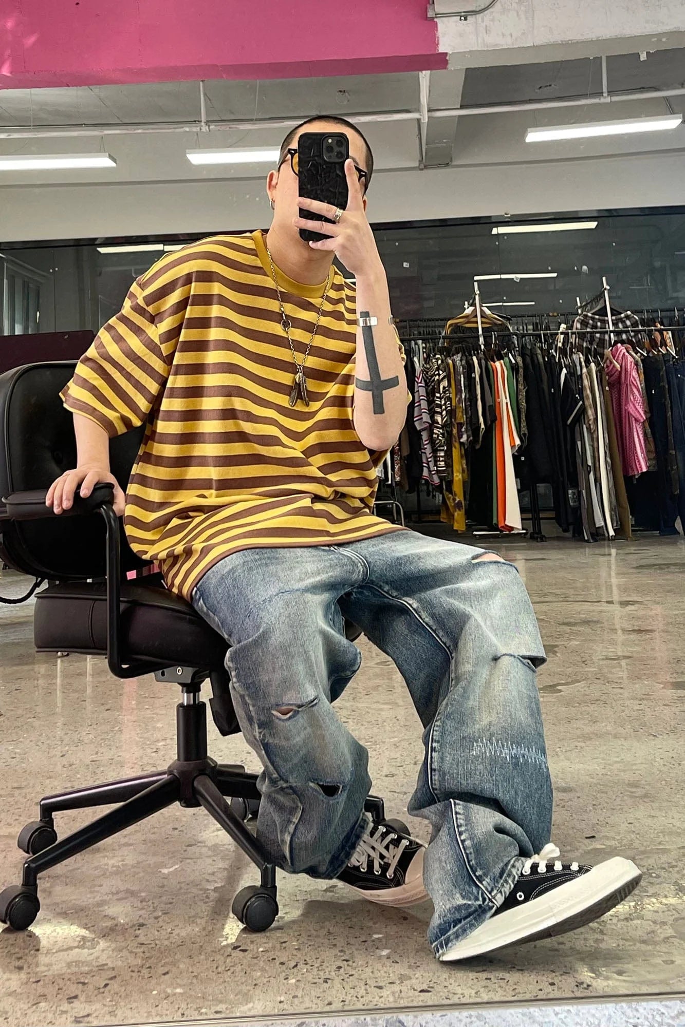 ME DA IGUAL Distressed Ripped Whisker Washed Jeans