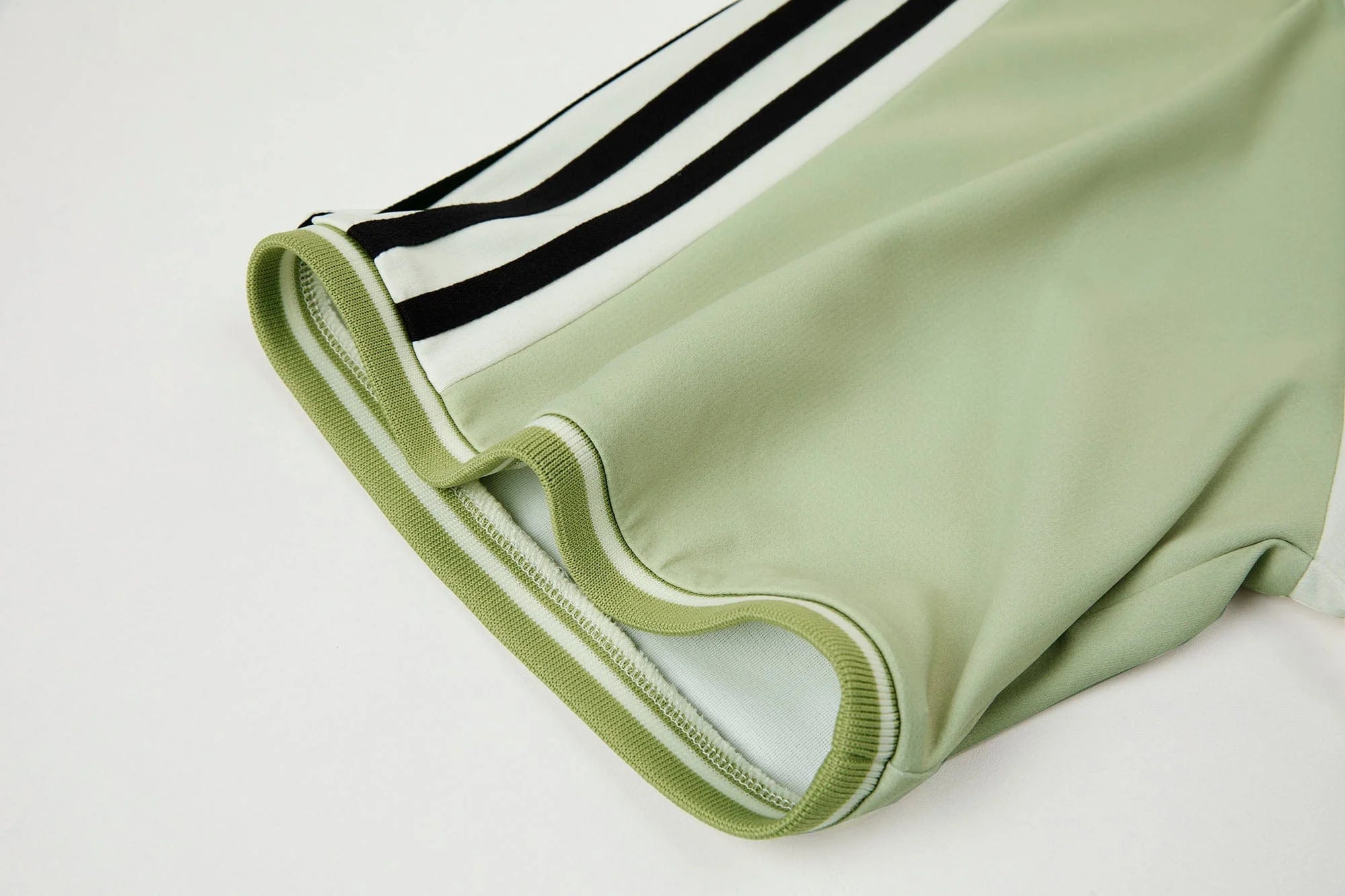 ORGANIC EMOTION Striped Badge Graphics Soccer Jersey