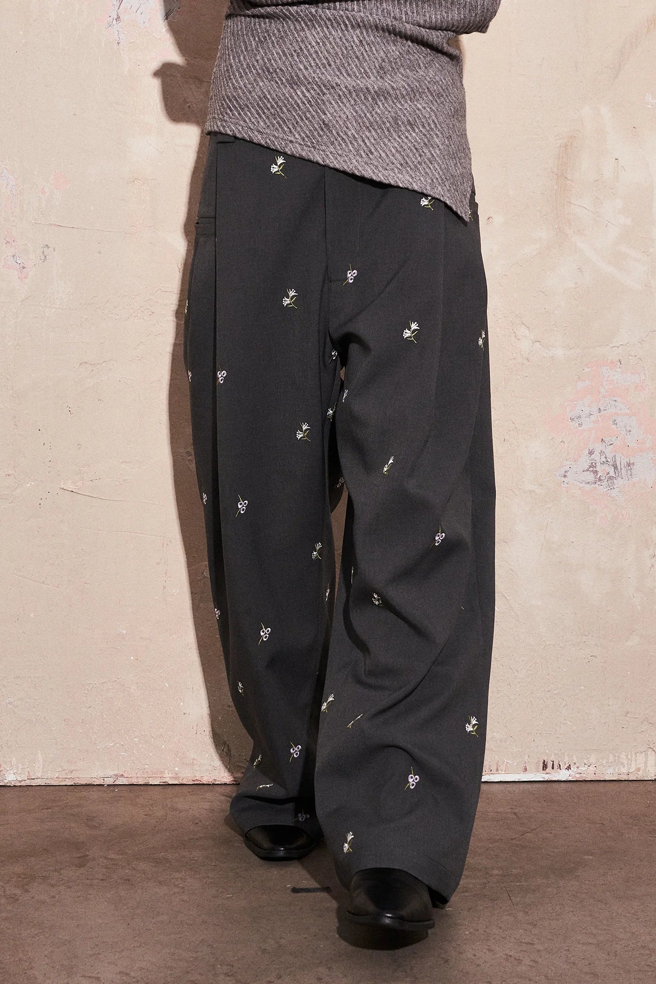 SAME FLOW Floral Embroidery Pleated Wide-Leg Trousers