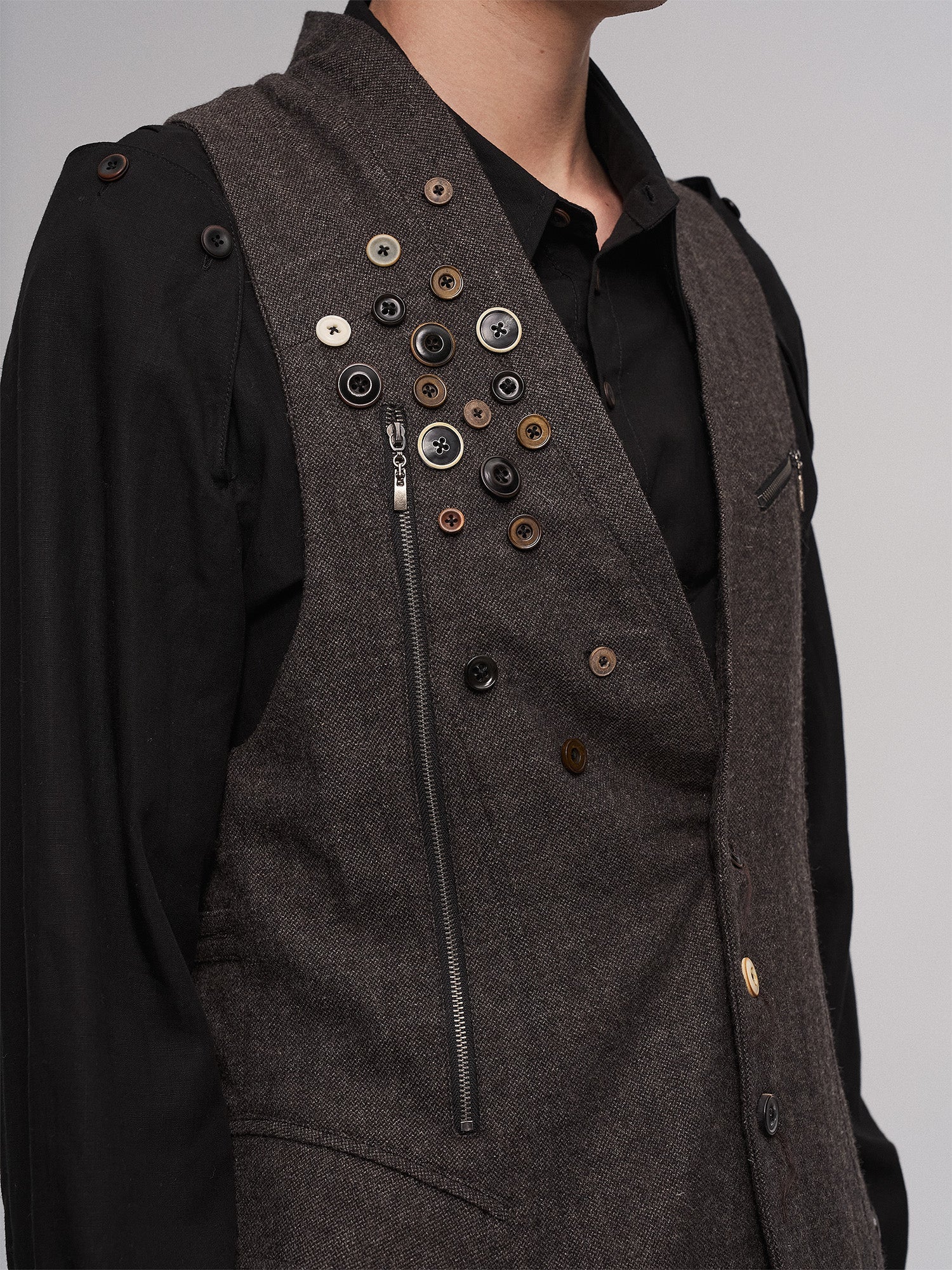 ILNya Nieternite Nifutur Retro Button Embellished Back-Harness Vest