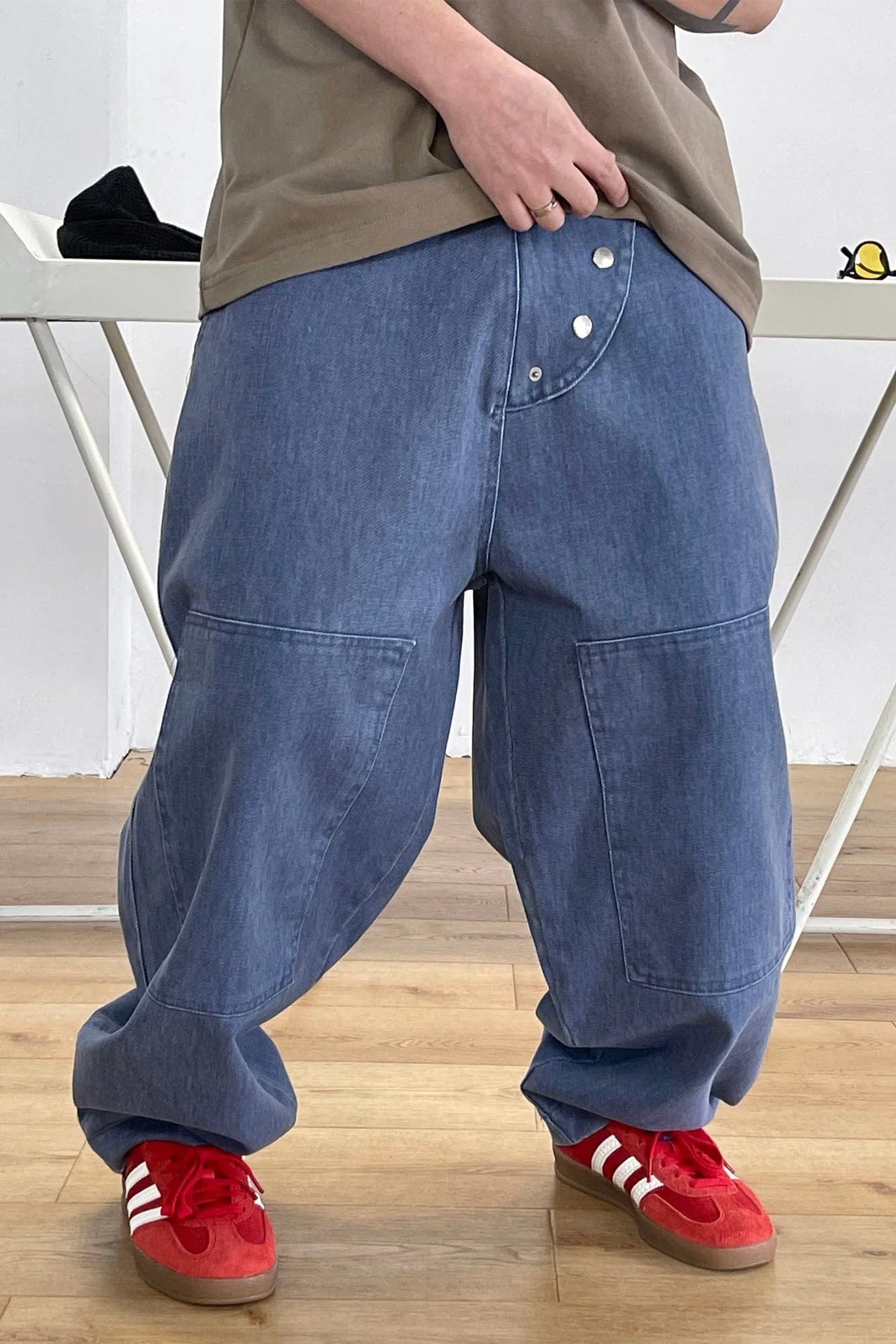 ME DA IGUAL Asymmetrical Snap Wide-Leg Cargo Jeans
