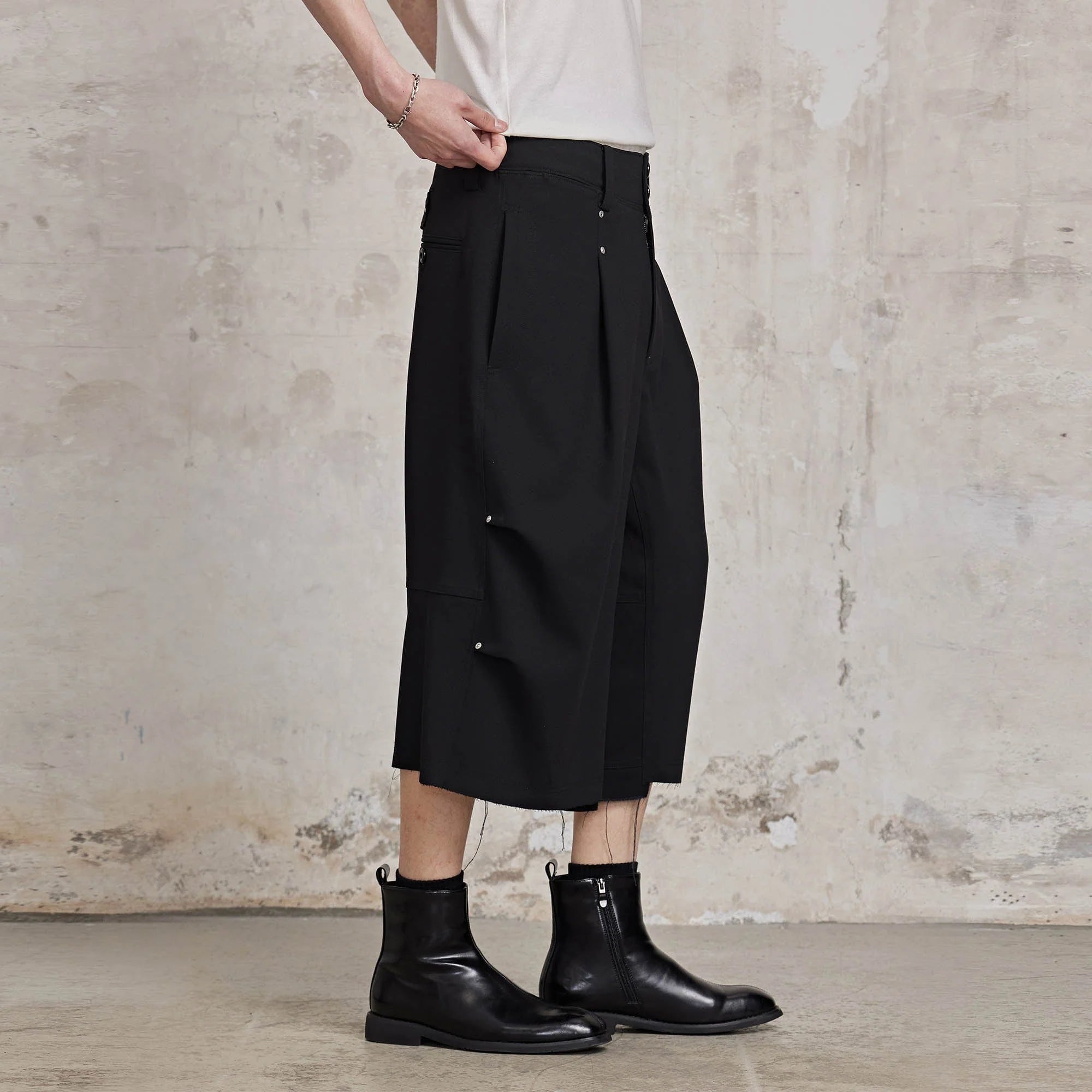 FACEONLAB Retro Pleated Raw-Edge Shorts