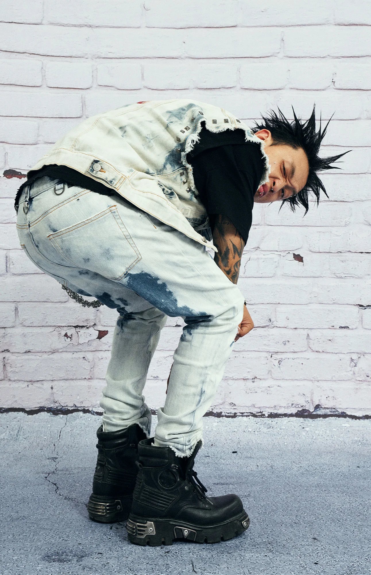 VENTUREK Distressed Washed Zippered Studded Slim Jeans