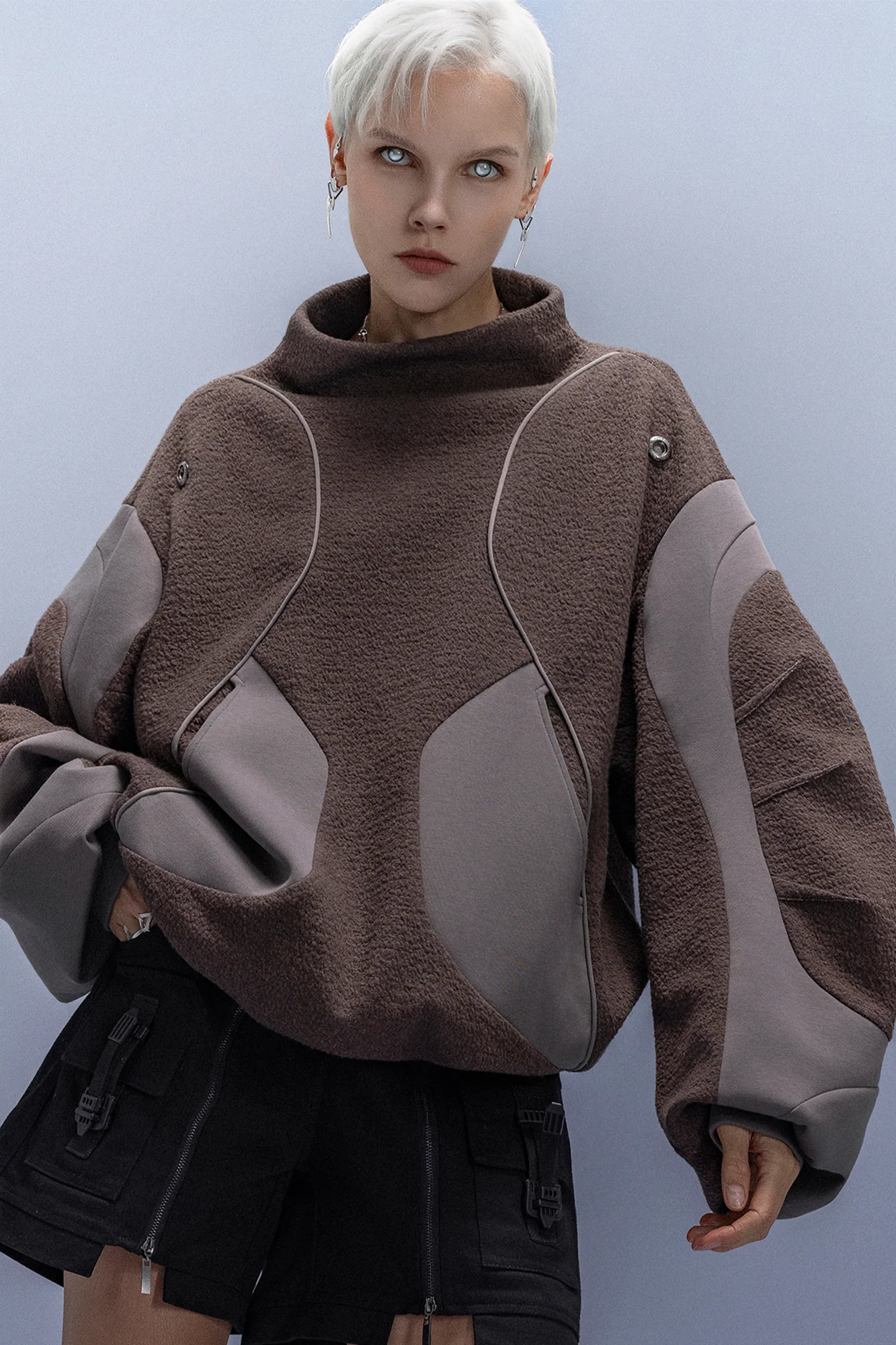 XIPHEVIL Fleece-Panel Saber-Sleeve Sweatshirt Coffee