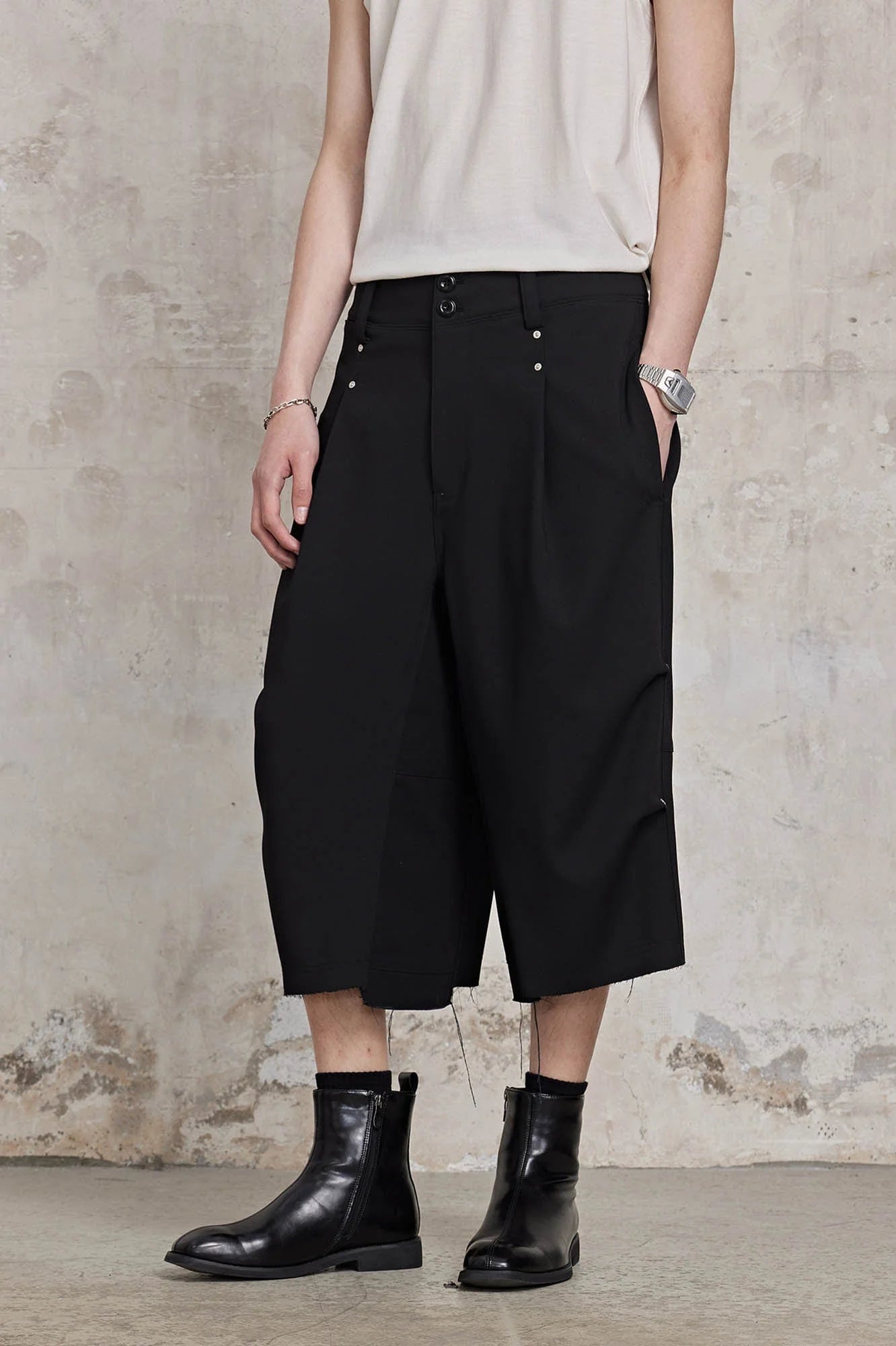 FACEONLAB Retro Pleated Raw-Edge Shorts