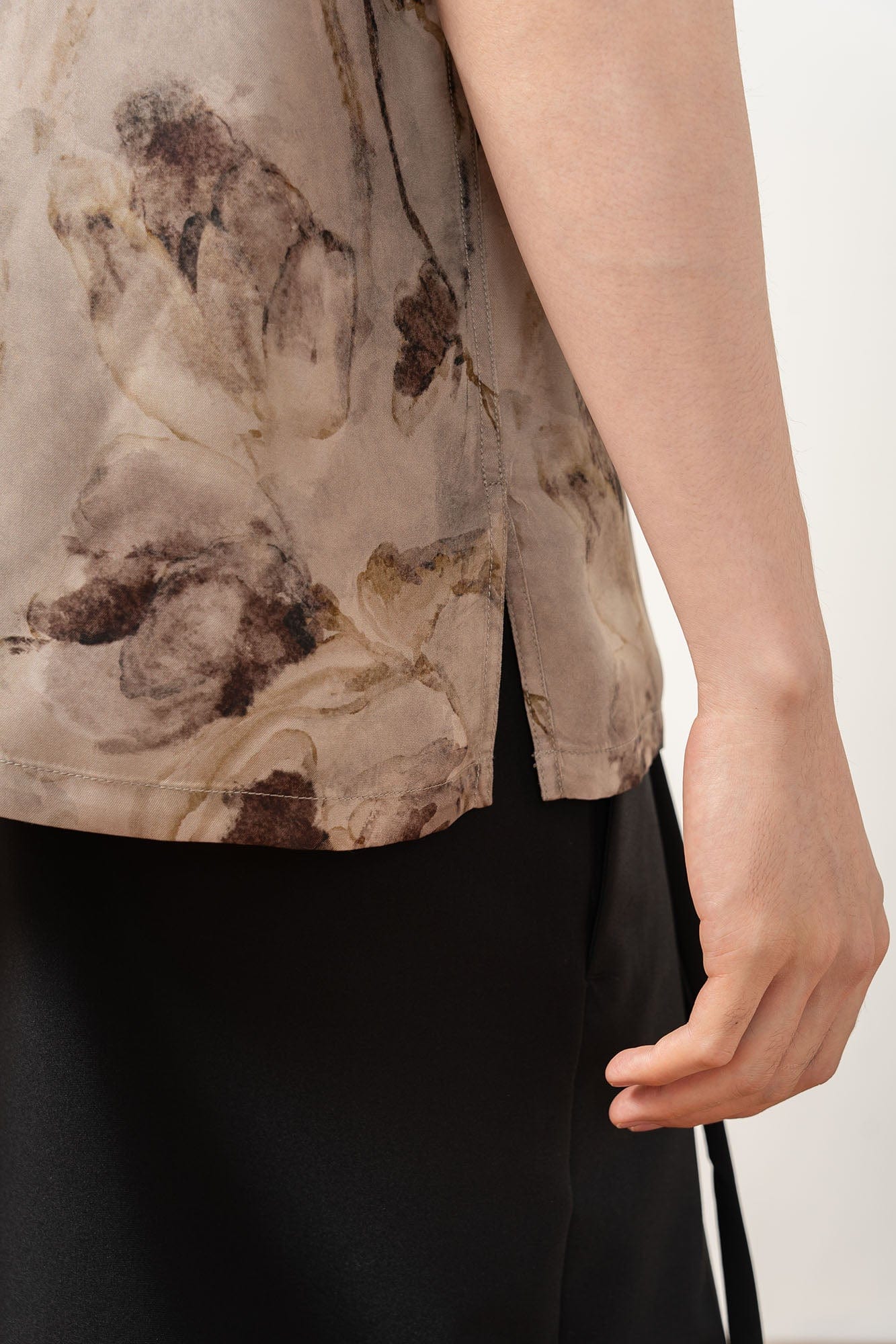 MOITIEDEPETALE Floral Accordion Pleats Cupro Blended Half Shirt