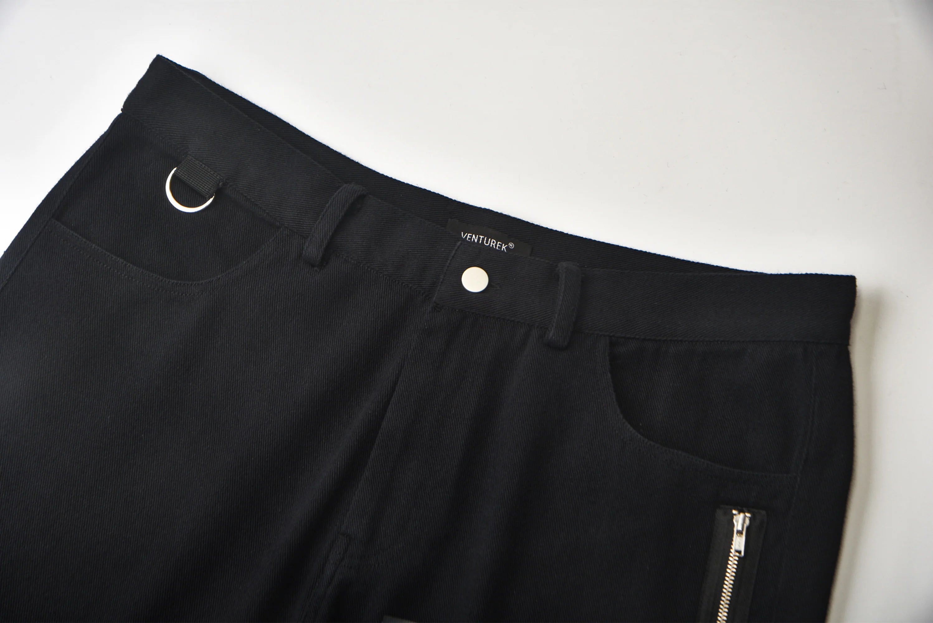 VENTUREK Distressed Zippered-Hem Slogan Slim Pants