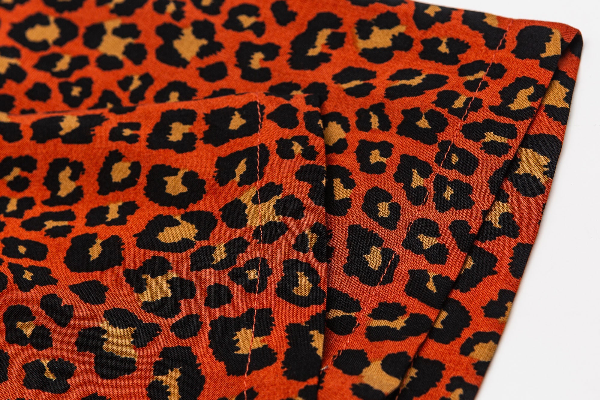 ME DA IGUAL Retro Leopard Full-Print Cuban Half Shirt