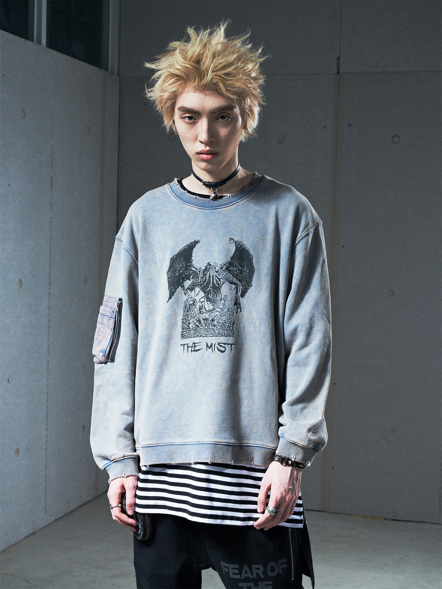 VENTUREK Washed Graphic Frayed Hem Sweatshirt