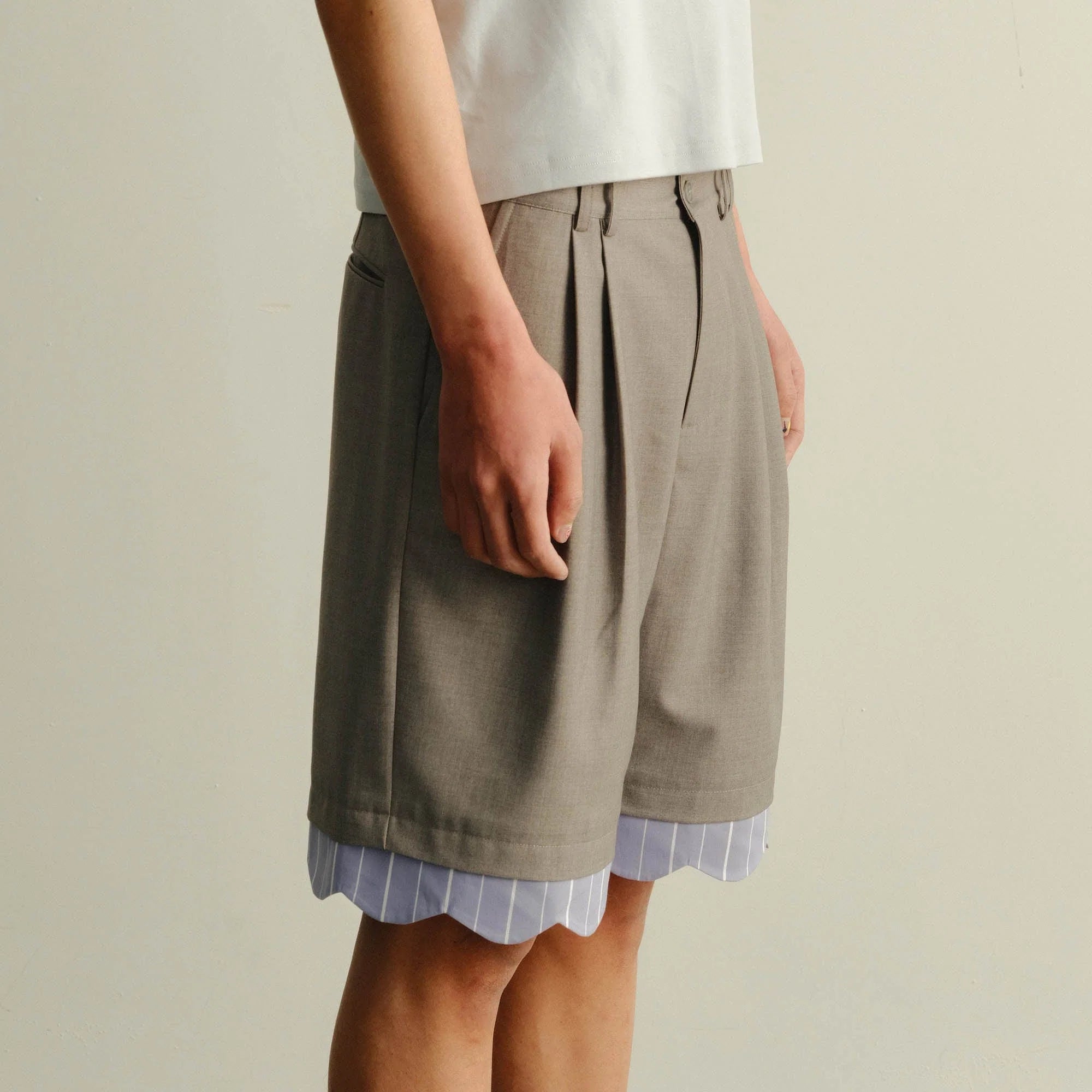 KADAKADA Scalloped Layered Hem Pleated Shorts